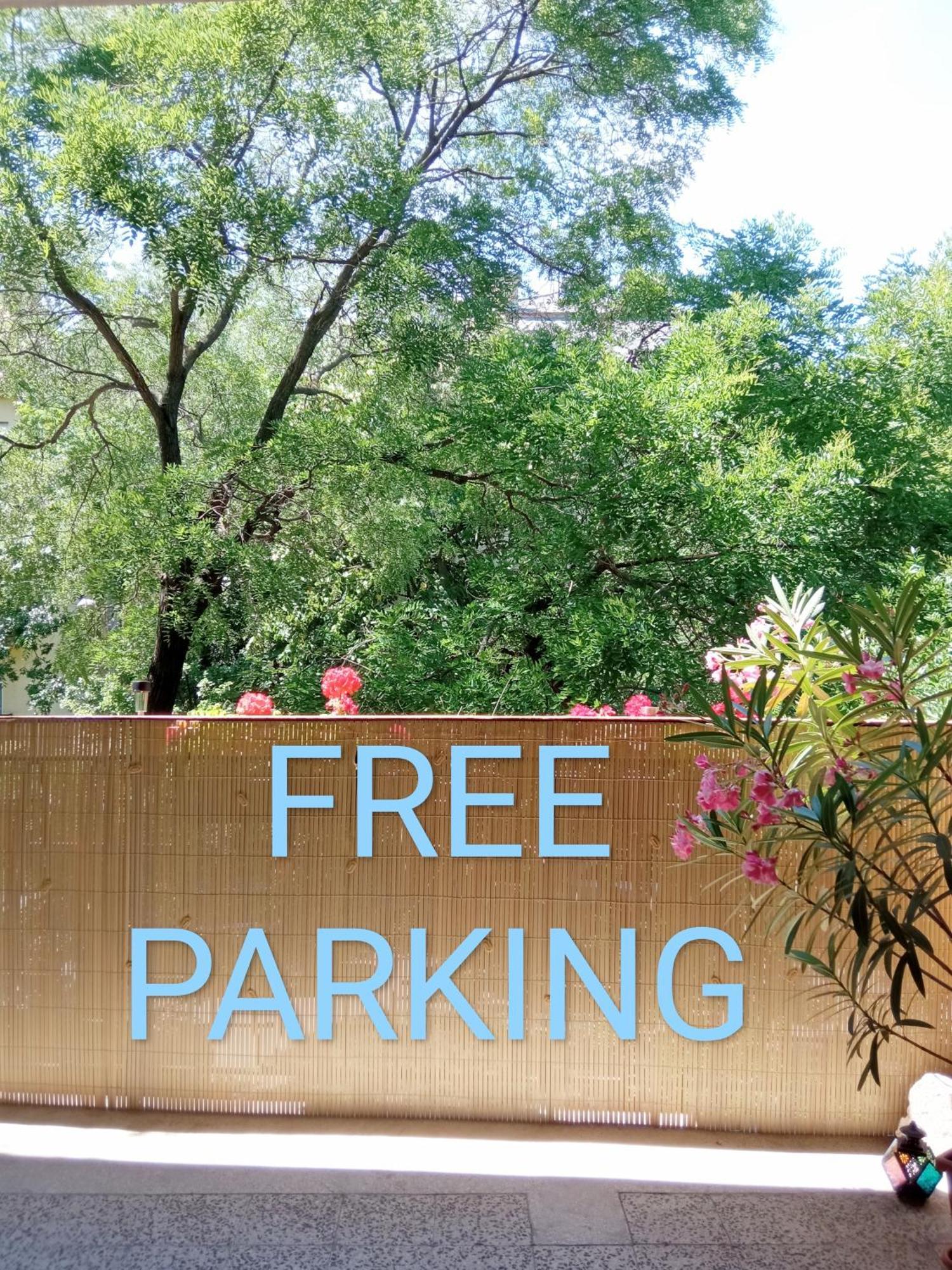 Homestay Free Parking, Balcony, Near To Park